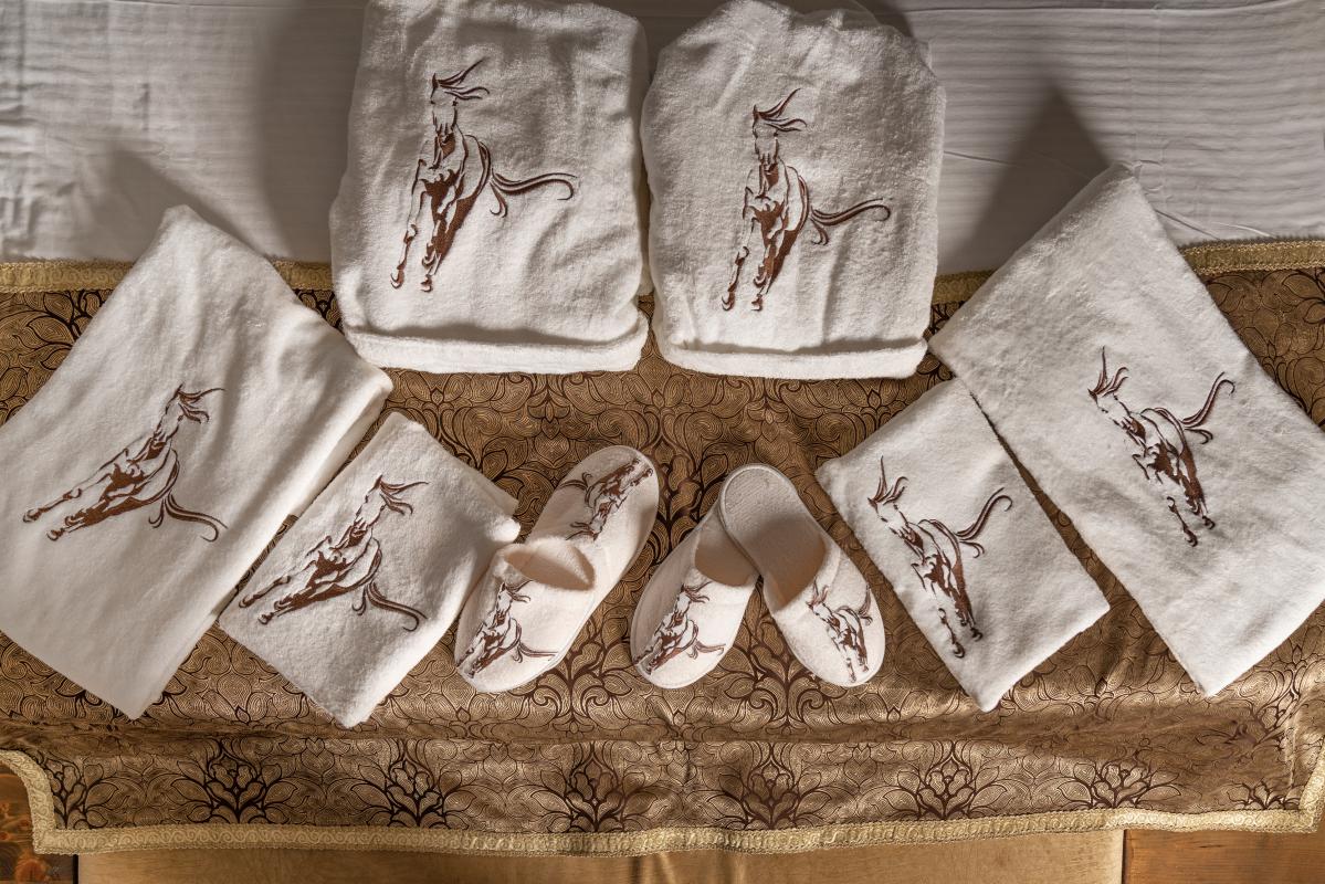 Special%20Horse%20Design%20Embroidered%20Bamboo%20Women’s%20Men’s%20Bathrobe%20Set